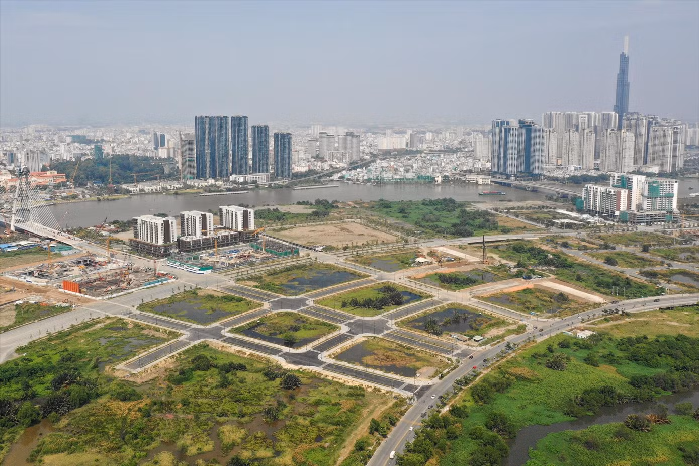 Đấu giá cao kỷ lục nhưng nhiều doanh nghiệp tham gia đấu giá đất tại Thủ Thiêm dần bỏ cọc Đấu giá cao kỷ lục nhưng nhiều doanh nghiệp tham gia đấu giá đất tại Thủ Thiêm dần bỏ cọc