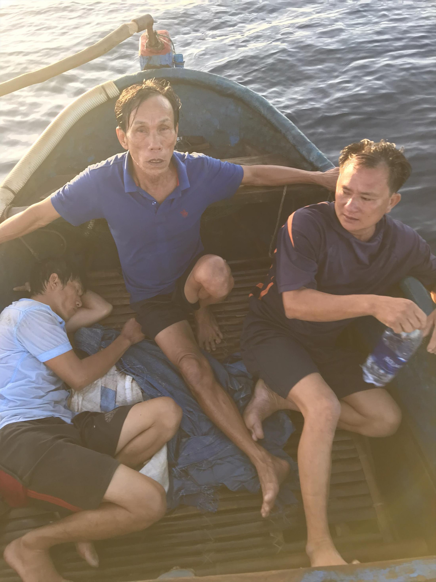Những ngư dân được ông Nam cứu sống trên chiếc ghe nhỏ. Ảnh: Hoài Văn Những ngư dân được ông Nam cứu sống trên chiếc ghe nhỏ. Ảnh: Hoài Văn