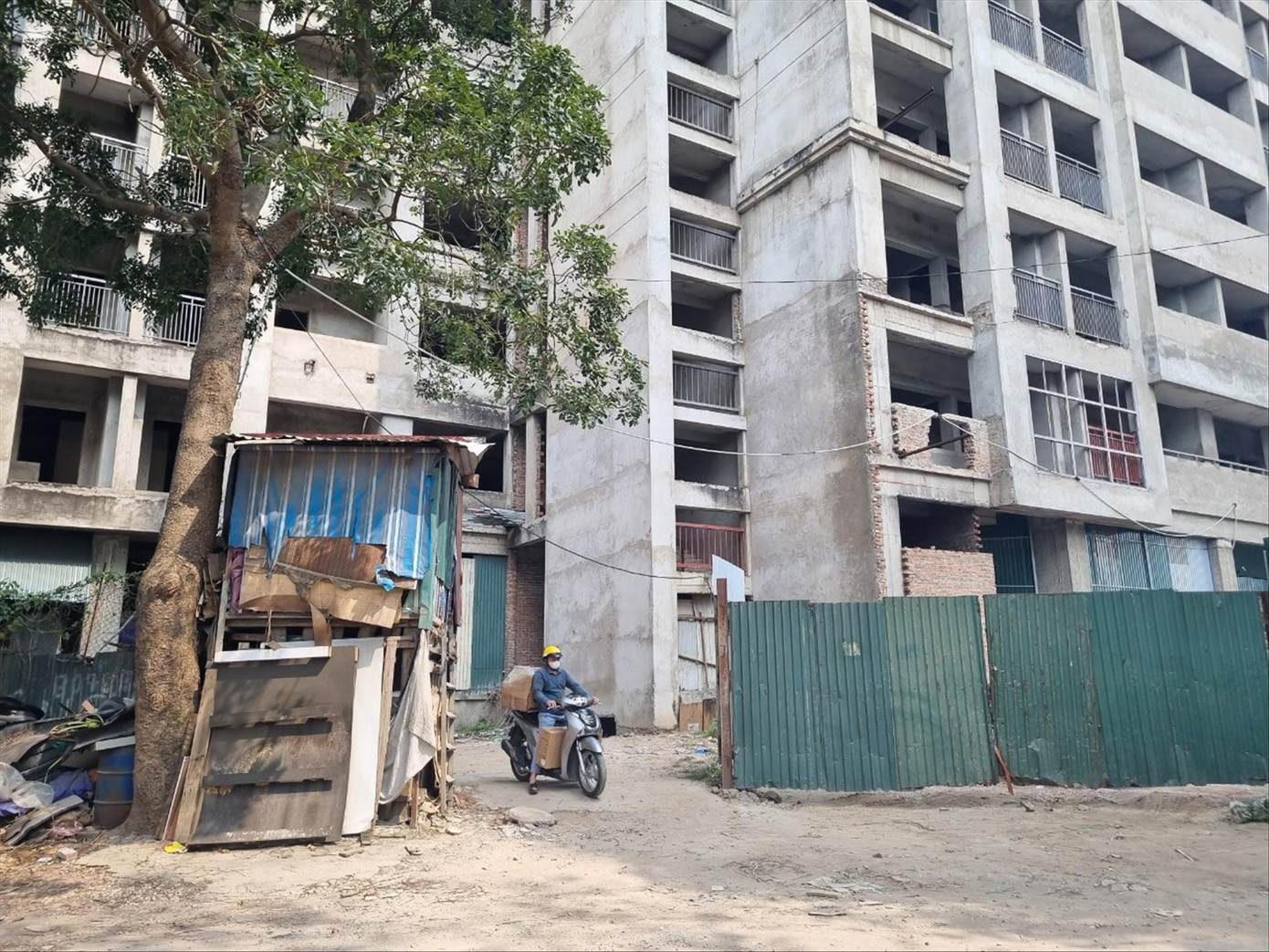 Khu nhà ở sinh viên Pháp Vân - Tứ Hiệp (Hoàng Mai, Hà Nội) bỏ hoang nhiều năm. Ảnh: Ngọc Mai