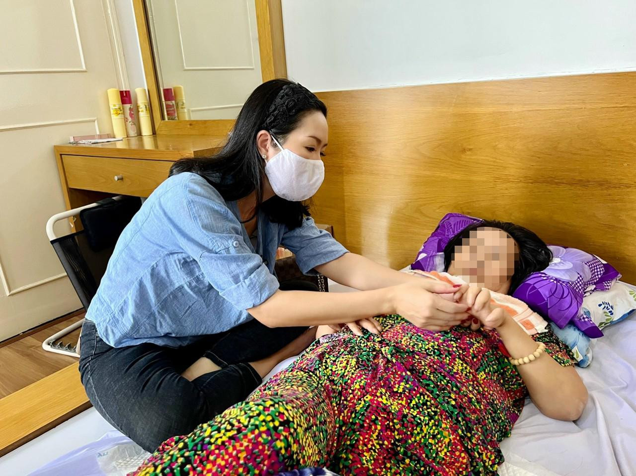 NSUT Trịnh Kim Chi trong một lần thăm một nghệ sỹ già yếu NSUT Trịnh Kim Chi trong một lần thăm một nghệ sỹ già yếu