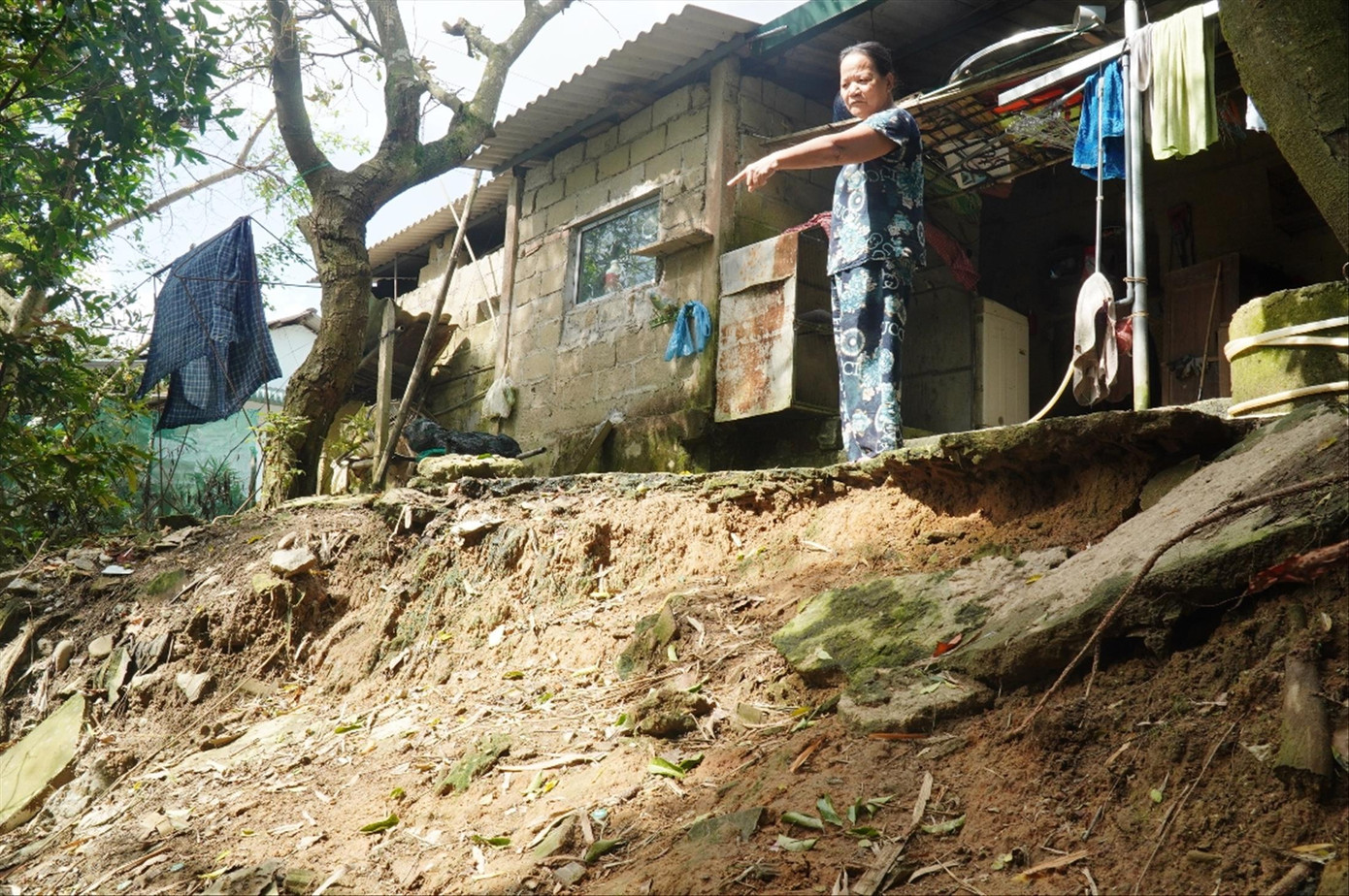 Sạt lở bờ sông đến tận nhà dân ở xã Phong Sơn, huyện Phong Điền, tỉnh TT-Huế