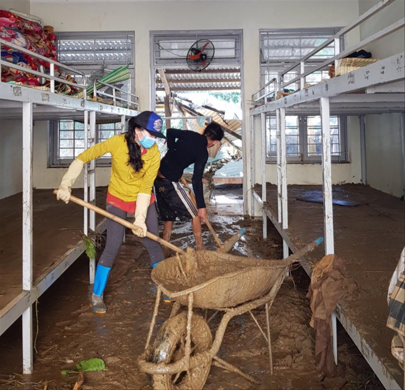 Thầy cô trường Tiểu học Trà Leng (Quảng Nam) dọn dẹp lại đống bùn đất do mưa lũ sạt lở tràn vào ảnh: H.Văn