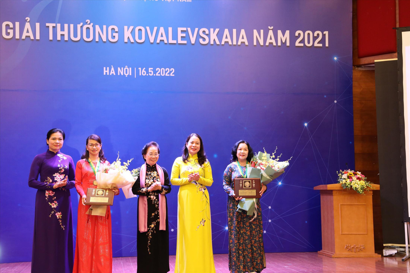 GS.TS. Nguyễn Thị Thanh Mai (thứ hai từ trái sang) và GS.TS NGƯT Nguyễn Minh Thủy (ngoài cùng bên phải) nhận giải thưởng Kovalevskaia sáng 16/5 GS.TS. Nguyễn Thị Thanh Mai (thứ hai từ trái sang) và GS.TS NGƯT Nguyễn Minh Thủy (ngoài cùng bên phải) nhận giải thưởng Kovalevskaia sáng 16/5