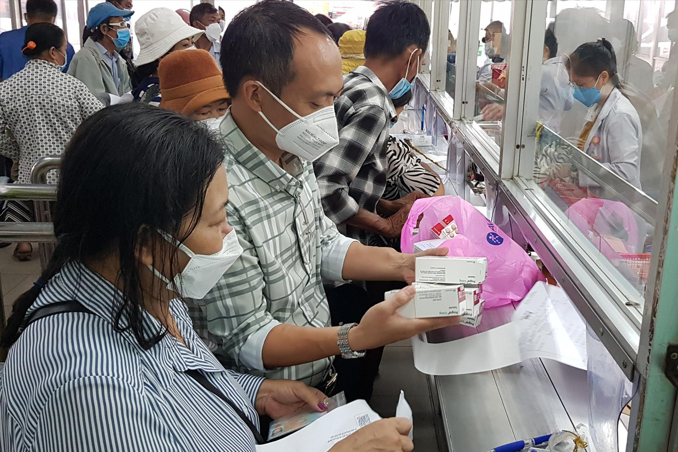 Y tế cơ sở thiếu thuốc khiến bệnh nhân đổ dồn lên tuyến trên gây quá tải Y tế cơ sở thiếu thuốc khiến bệnh nhân đổ dồn lên tuyến trên gây quá tải