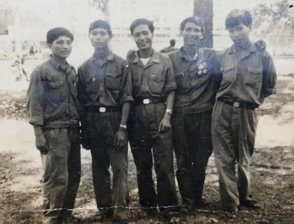 Nguyễn Văn Thọ trước dinh Độc Lập (người đeo Huân chương Chiến công 1/5/1975)