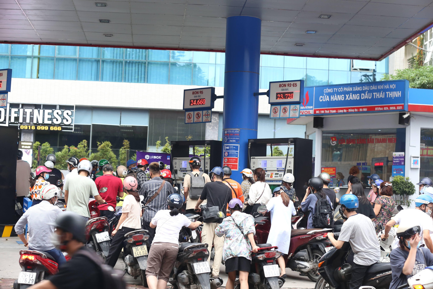 Tình trạng bán xăng dầu nhỏ giọt diễn ra thời gian gần đây ở nhiều tỉnh, thành phố. Ảnh: Nguyễn Bằng