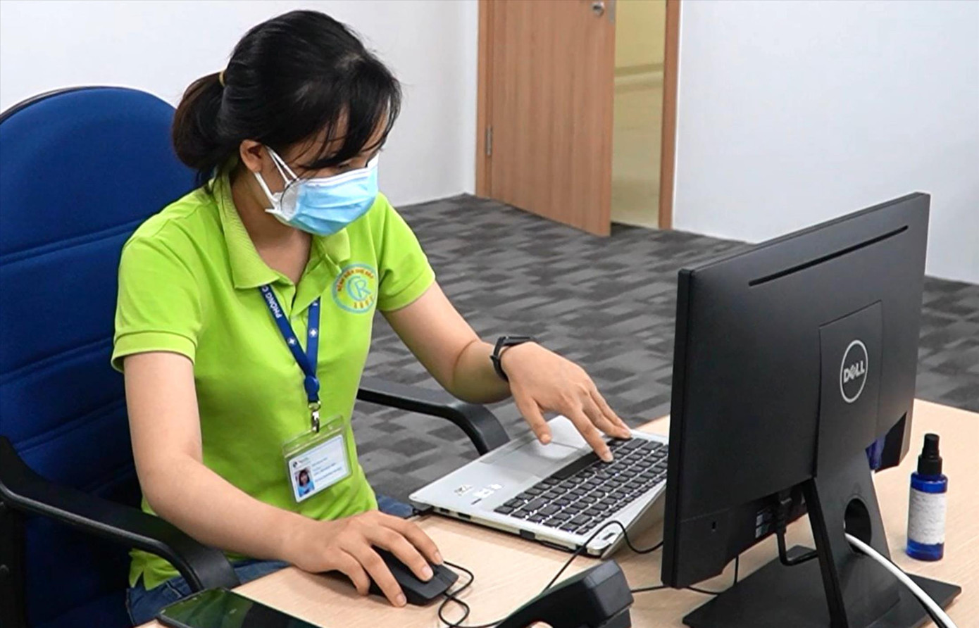 Chị Bích luôn cố gắng tìm thông tin để cung cấp cho người thân bệnh nhân một cách nhanh nhất