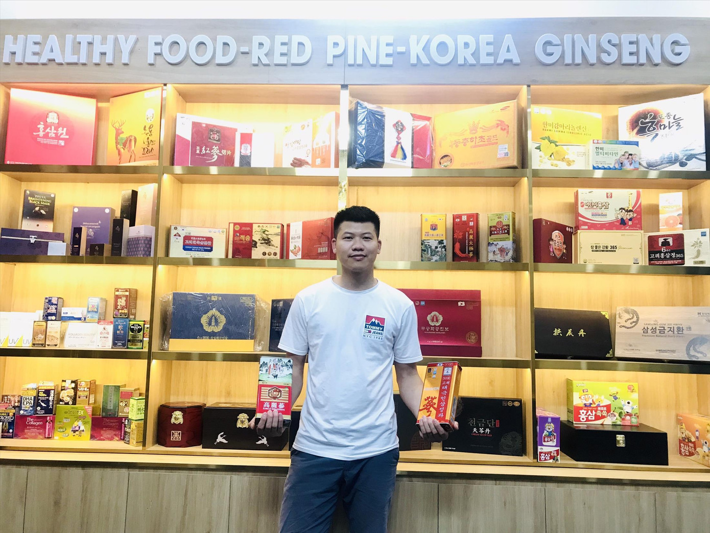 Hướng dẫn viên Lưu Việt Dũng (sinh năm 1988, quê Thái Nguyên) bán hàng online khi dịch bùng phát Ảnh: Ngọc Mai