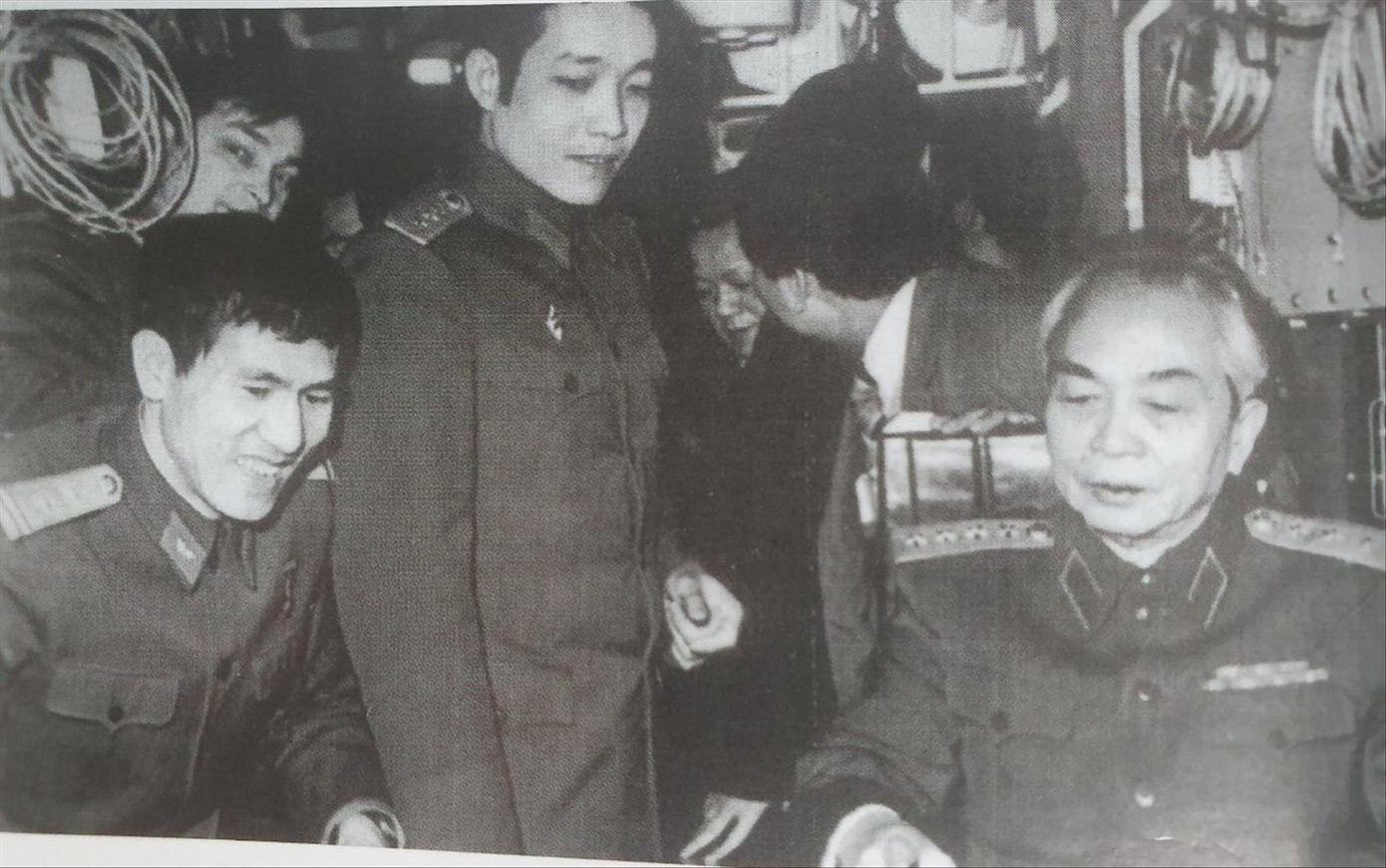 Đại tướng Võ Nguyên Giáp thăm các phi công