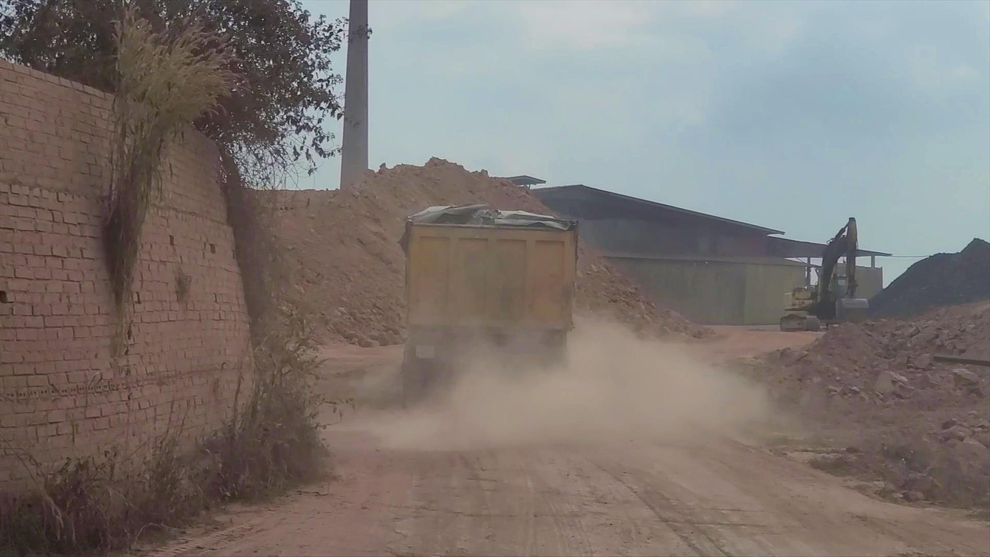 Xe chở đất sét từ đại công trường “sét tặc” chạy thẳng vào cảng Thắng Lợi Xe chở đất sét từ đại công trường “sét tặc” chạy thẳng vào cảng Thắng Lợi