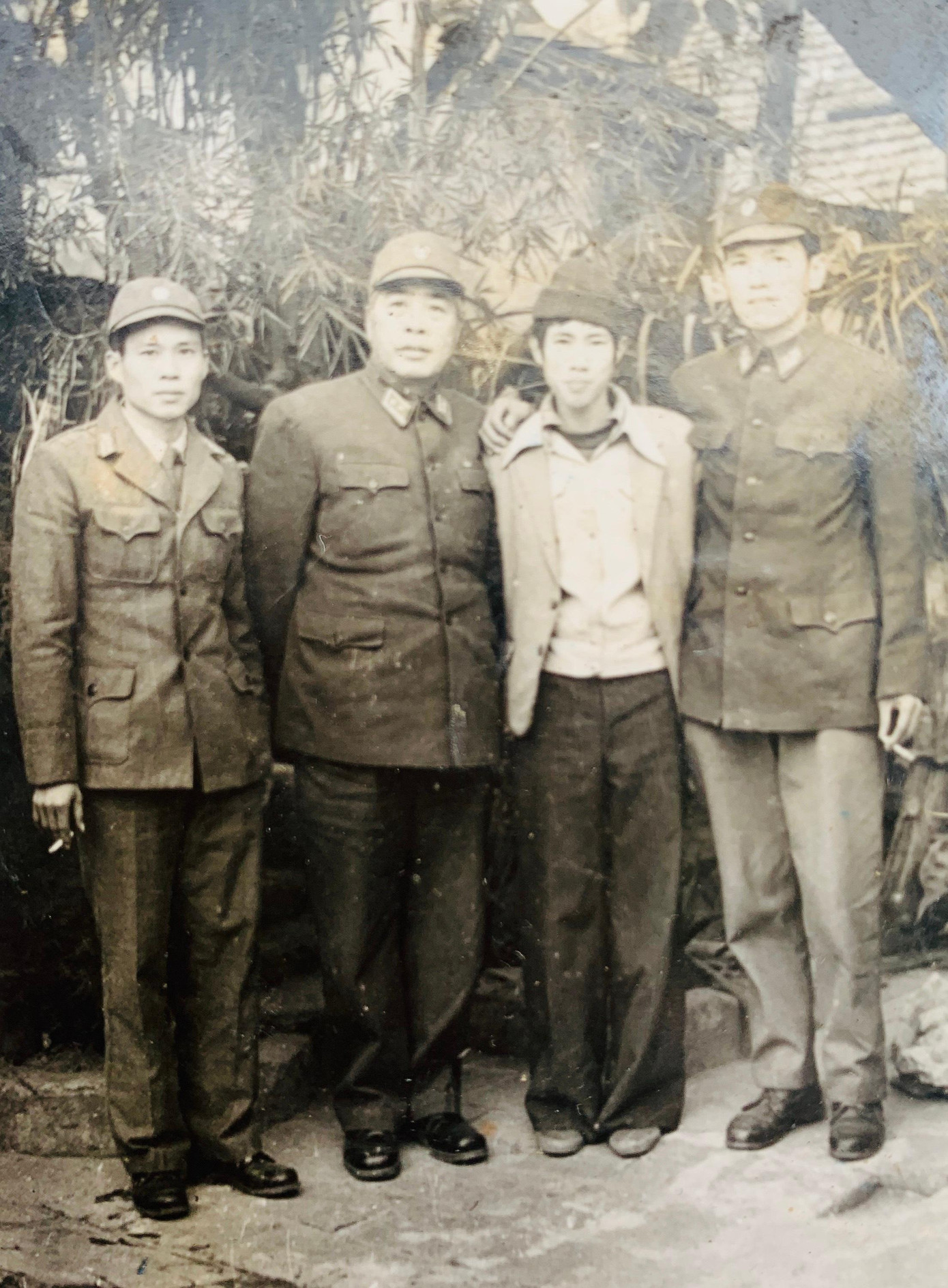 Trung tướng Đàm Quang Trung và tác giả (giữa) năm 1984 Trung tướng Đàm Quang Trung và tác giả (giữa) năm 1984