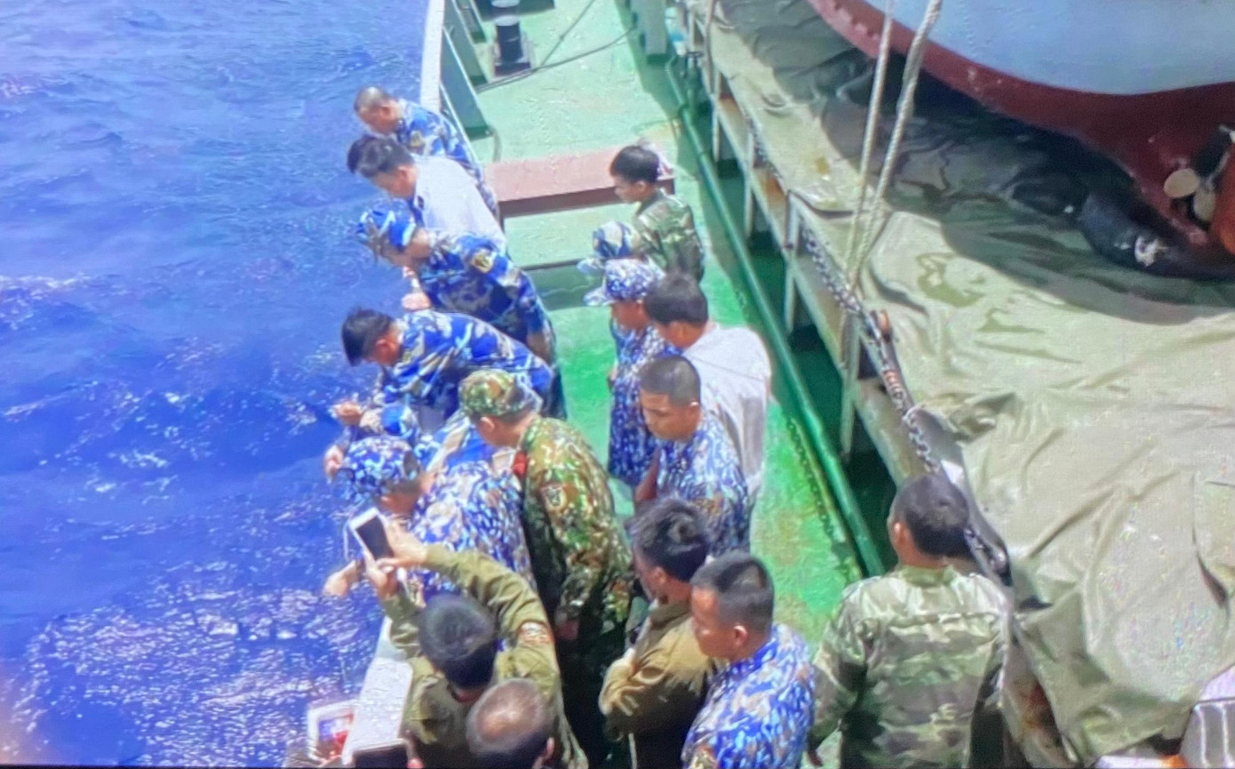 Nguyễn Tiến Xuân cùng đồng đội thả hoa và lễ tưởng niệm cha mình cùng các bác các chú khi là thuyền trưởng một lần qua gần Gạc Ma. Ảnh do thiếu tá Nguyễn Tiến Xuân cung cấp Nguyễn Tiến Xuân cùng đồng đội thả hoa và lễ tưởng niệm cha mình cùng các bác các chú khi là thuyền trưởng một lần qua gần Gạc Ma. Ảnh do thiếu tá Nguyễn Tiến Xuân cung cấp