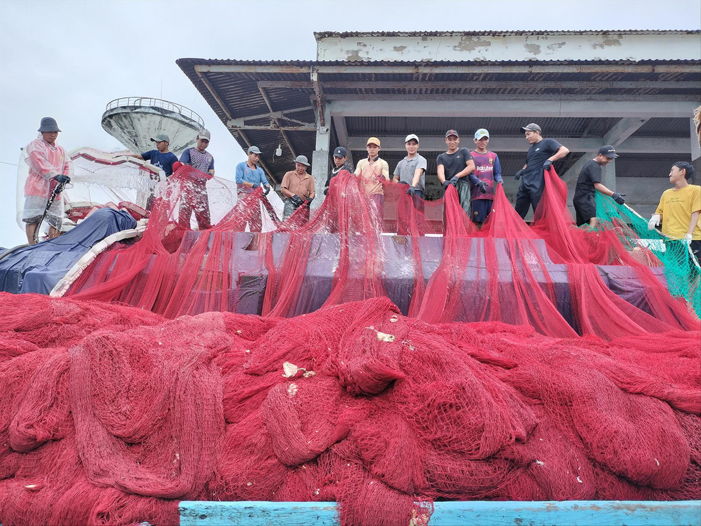 Ngư dân Cà Mau chuẩn bị ngư cụ trước khi vươn khơi. Ảnh:Tân Lộc Ngư dân Cà Mau chuẩn bị ngư cụ trước khi vươn khơi. Ảnh:Tân Lộc