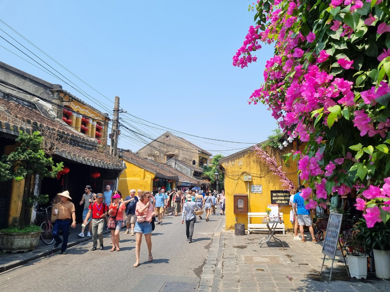 Du khách tham quan Hội An. Ảnh: P.V