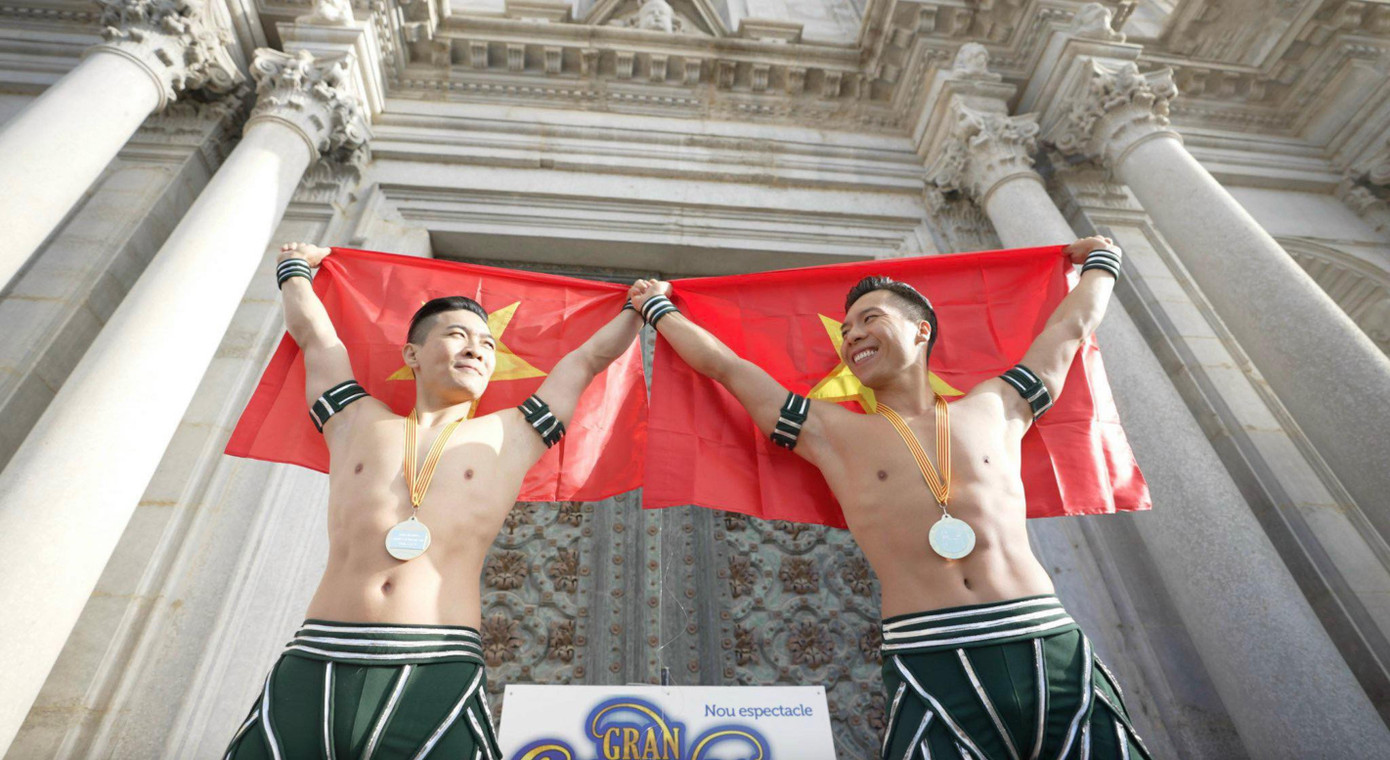 Giơ cao lá cờ đỏ sao vàng, một lần nữa họ lại đem vinh quang, niềm tự hào về cho tổ quốc Giơ cao lá cờ đỏ sao vàng, một lần nữa họ lại đem vinh quang, niềm tự hào về cho tổ quốc