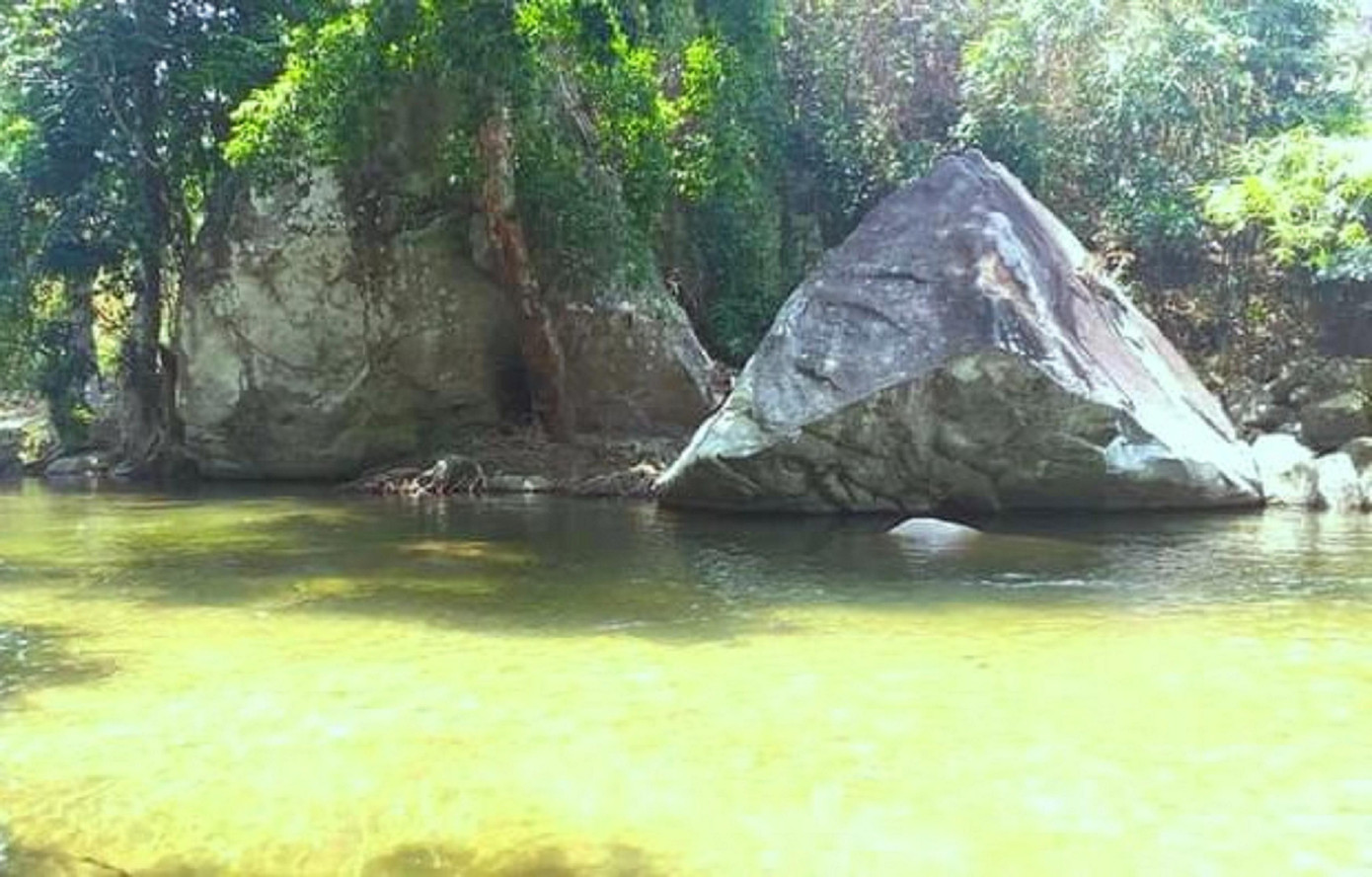 Thần đá lớn nằm giữa dòng suối chảy của thác buôn H’Ngô Thần đá lớn nằm giữa dòng suối chảy của thác buôn H’Ngô