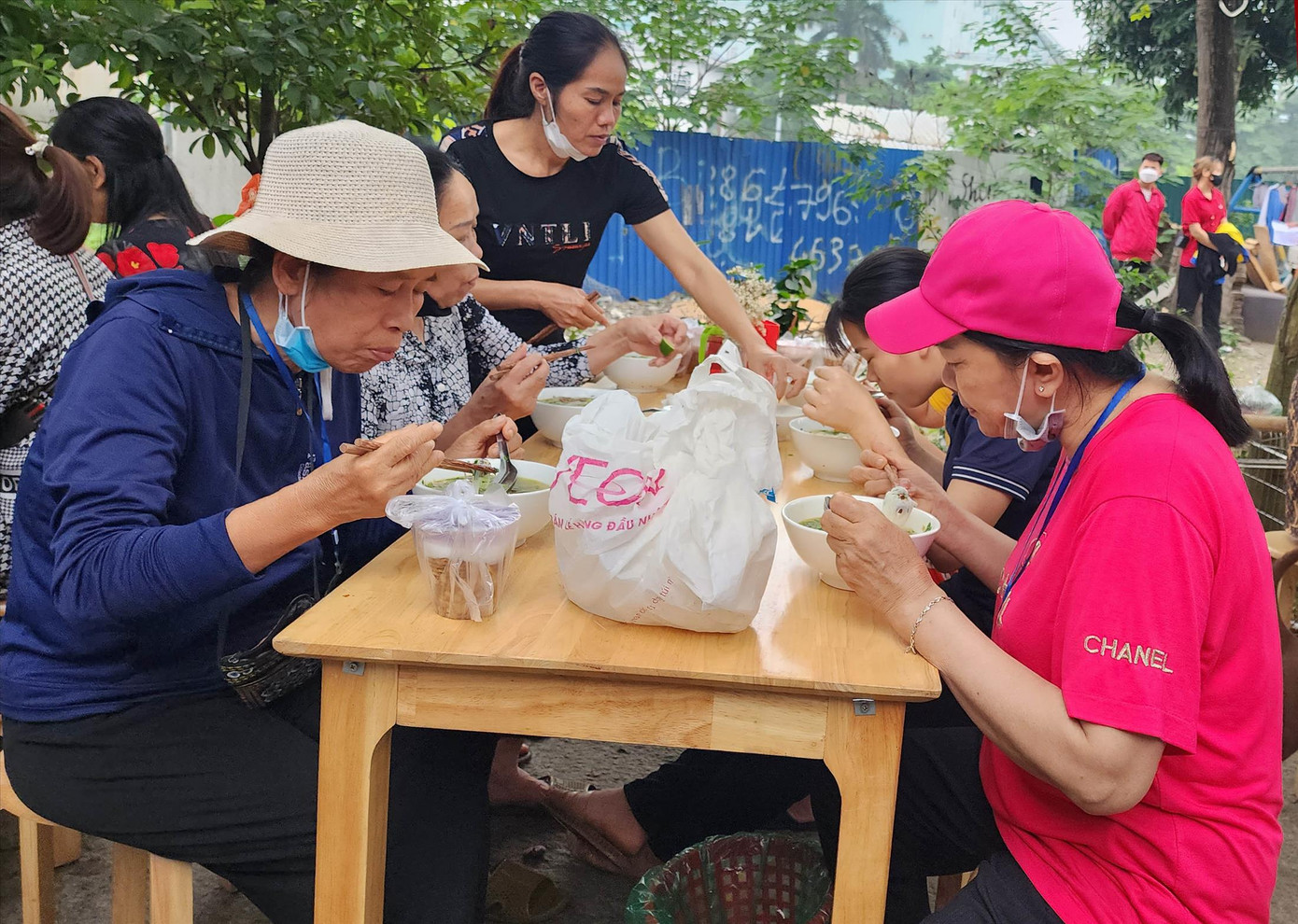 Các bệnh nhân ung thư ăn phở tại quán Nụ cười Shinbi