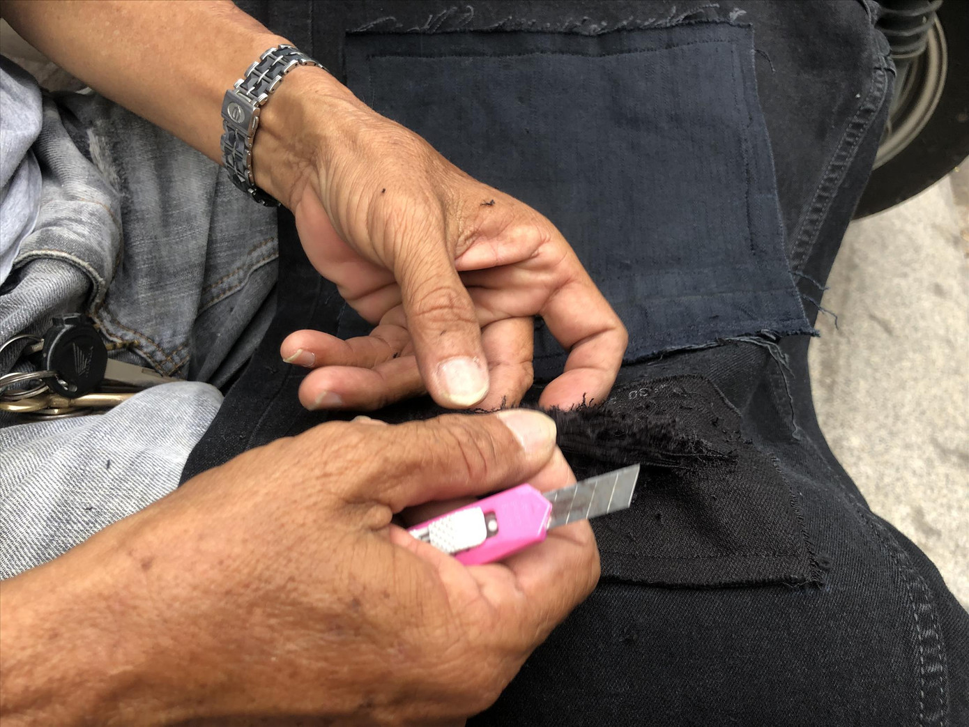 Ông Viễn là người duy nhất làm nghề xé quần “độc lạ” ở TPHCM