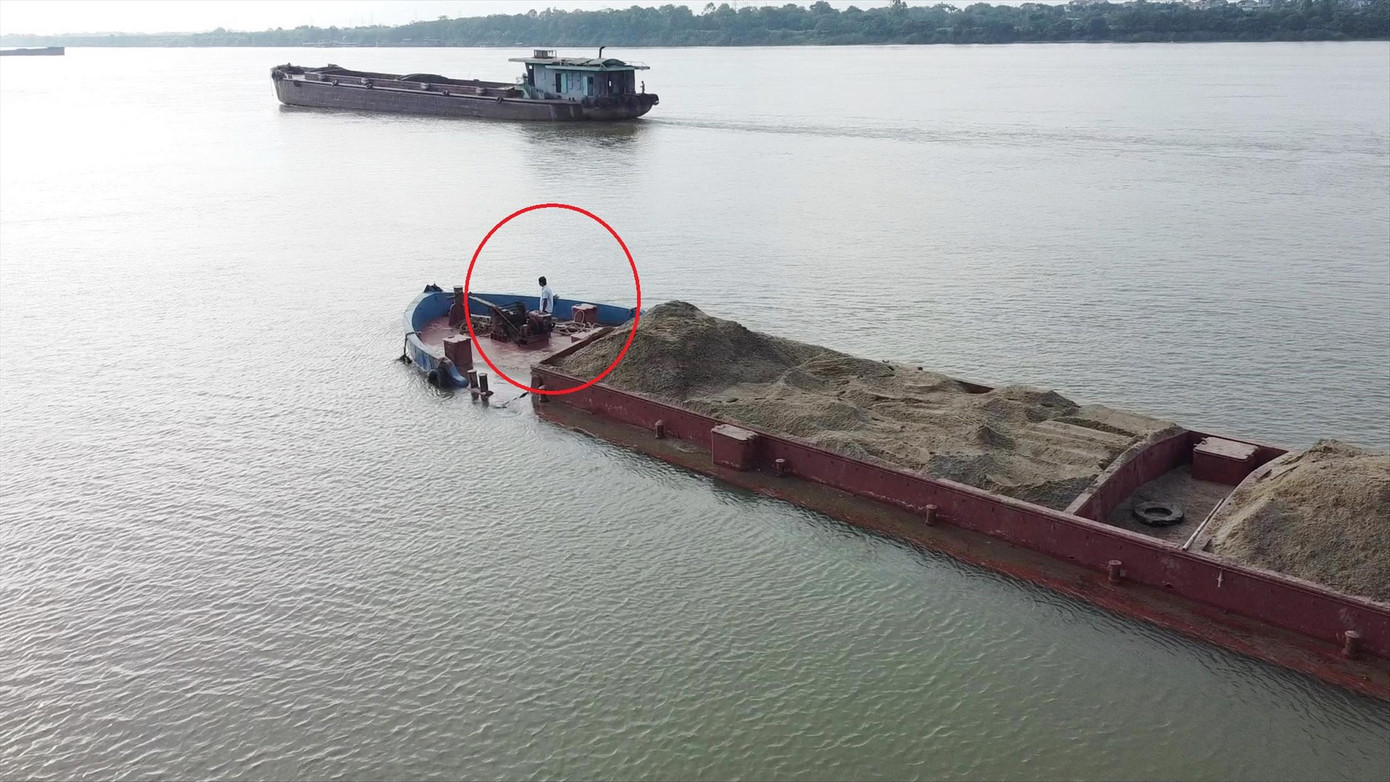 Tàu NĐ-3354 chở cát quá tải khiến tàu bị nghiêng, ngập nước, không thể di chuyển tiếp trong chiều 14/5