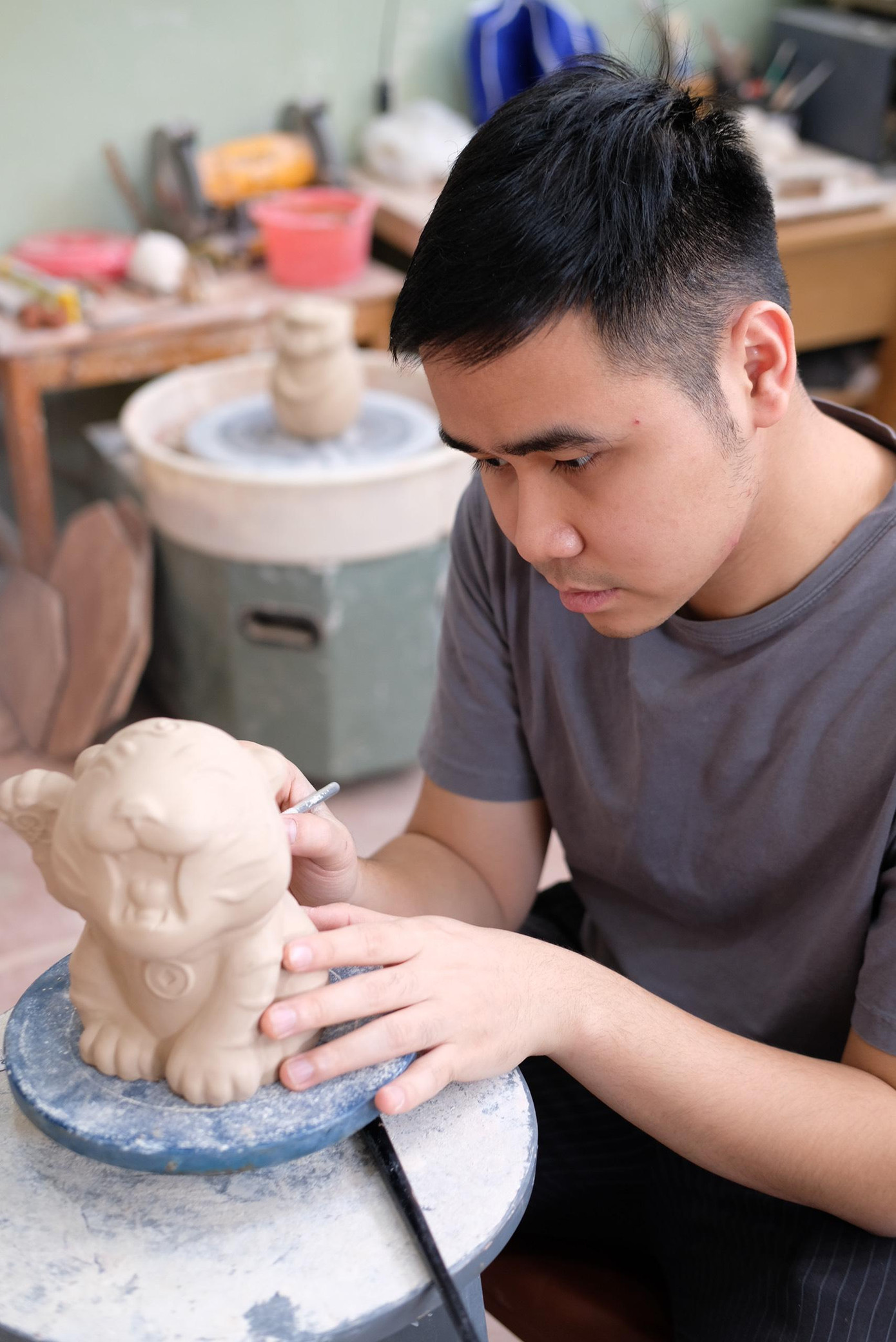 Nghệ nhân Trần Anh Tú đang thiết kế quà tặng là “hổ Neko” cho năm Nhâm Dần