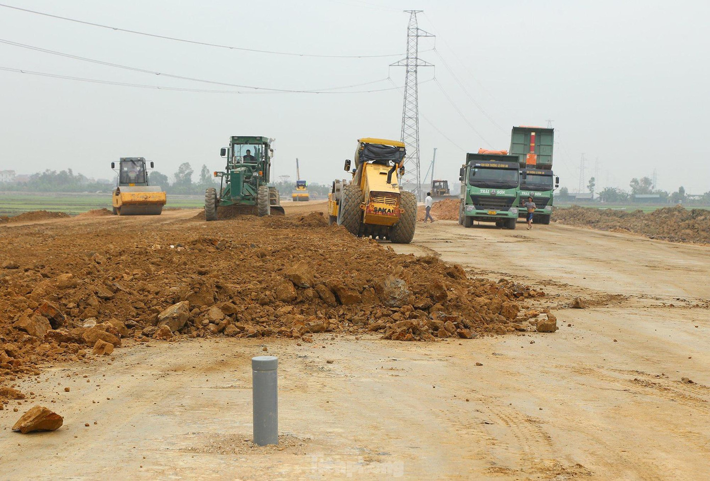 Công trường thi công cao tốc Bắc - Nam đoạn Nghi Sơn- Diễn Châu. Ảnh: Cảnh Huệ Công trường thi công cao tốc Bắc - Nam đoạn Nghi Sơn- Diễn Châu. Ảnh: Cảnh Huệ