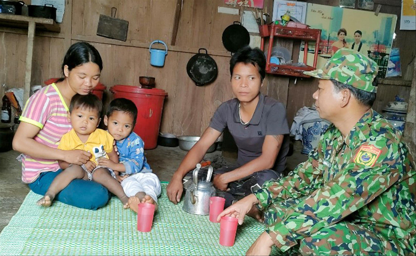 Cán bộ biên phòng đồn La Êê thăm hỏi gia đình vợ chồng Zơ Râm Khuấn và In Si Ảnh: Nguyễn Thành Cán bộ biên phòng đồn La Êê thăm hỏi gia đình vợ chồng Zơ Râm Khuấn và In Si Ảnh: Nguyễn Thành