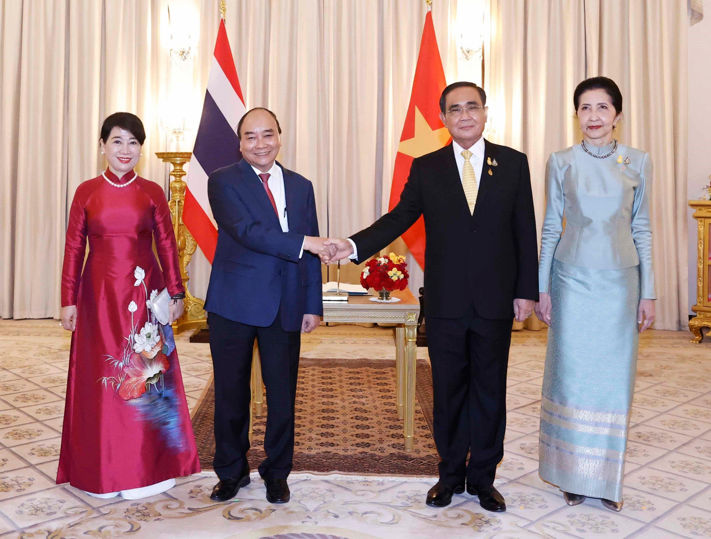 Thủ tướng Thái Lan Prayut Chan-o-cha và Phu nhân với Chủ tịch nước Nguyễn Xuân Phúc và Phu nhân Ảnh: Thống Nhất