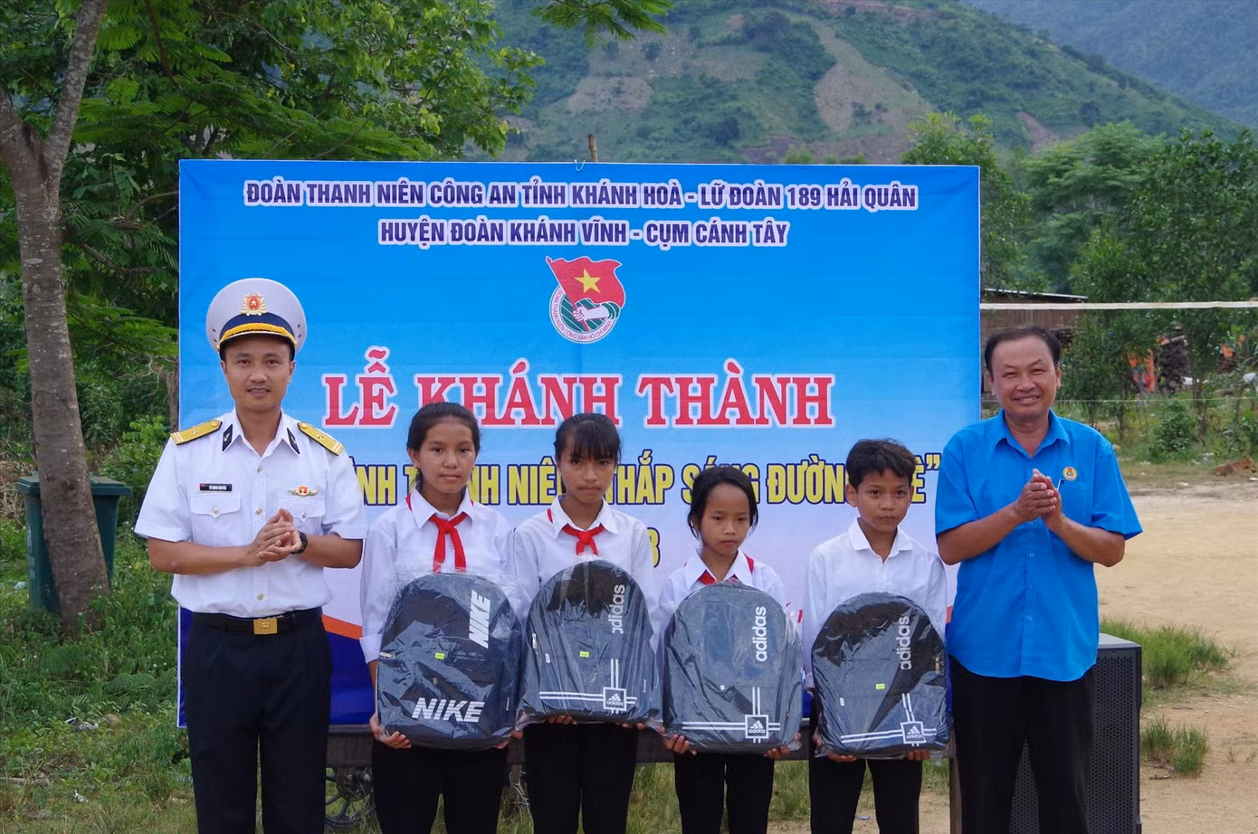 Đoàn cơ sở Lữ đoàn Tàu ngầm 189 trao tặng quà cho học sinh có hoàn cảnh đặc biệt khó khăn tại xã Giang Ly thuộc huyện Khánh Vĩnh (Khánh Hòa) ẢNH: CTV