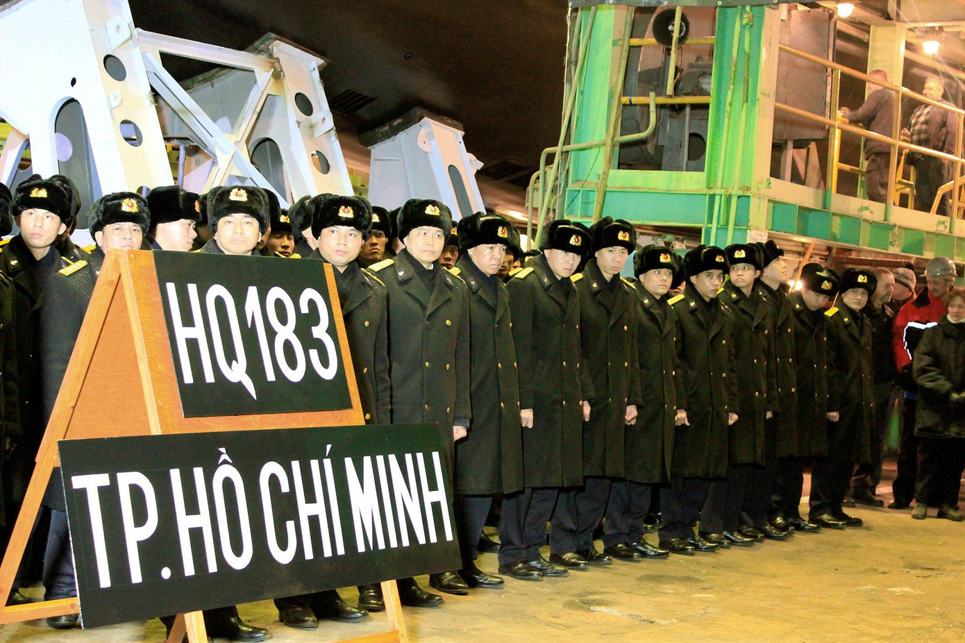 Cán bộ, thủy thủ tàu ngầm 183 -TPHCM trong lễ hạ thủy tàu tại Liên bang Nga