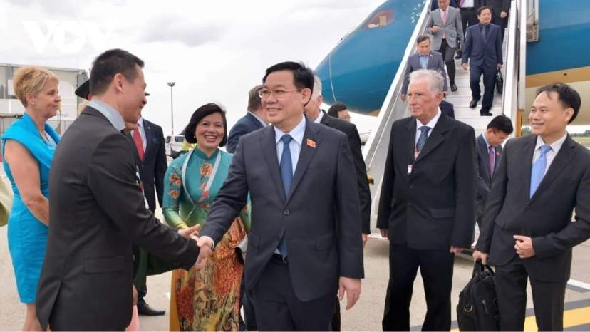 Anh Liên Nguyễn Đặng (thứ hai từ phải sang) phiên dịch cho đoàn cấp cao của Quốc hội Việt Nam sang thăm Hungary năm 2022