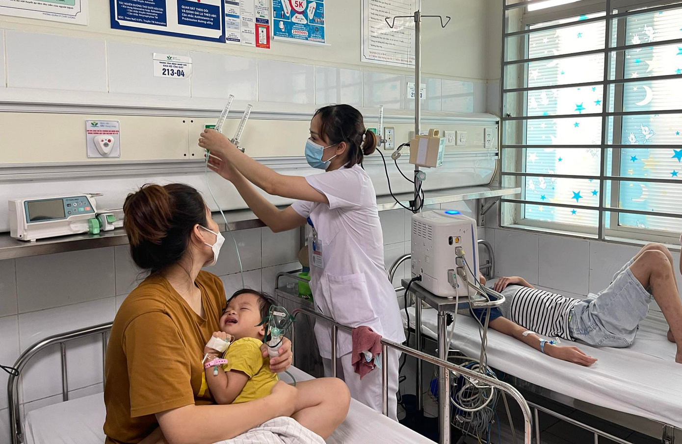 Bác sĩ thăm khám trẻ mắc cúm A tại BV Nhi Trung ương. Ảnh: Thái Hà Bác sĩ thăm khám trẻ mắc cúm A tại BV Nhi Trung ương. Ảnh: Thái Hà