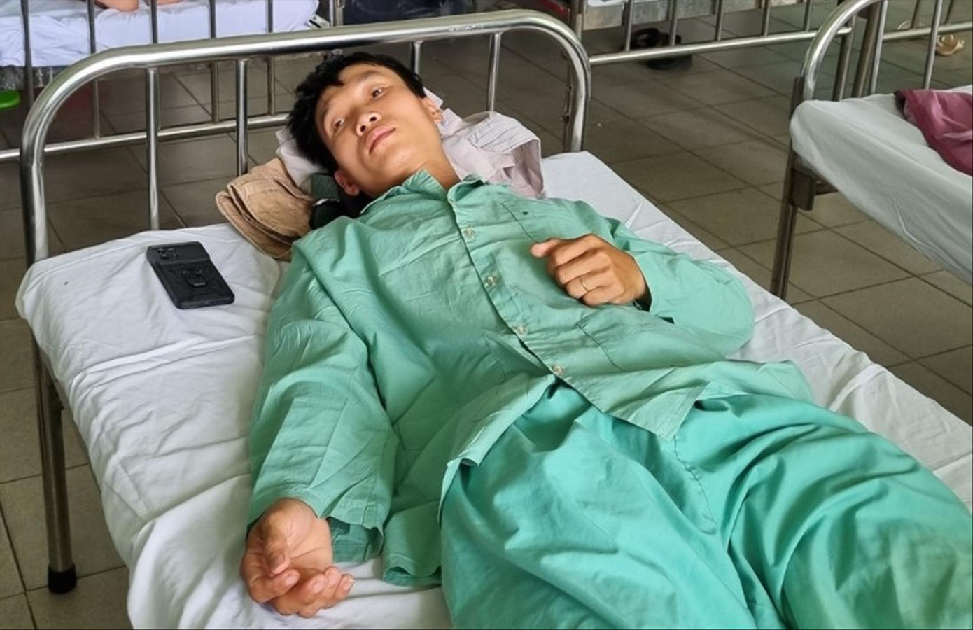 Anh Võ Toàn điều trị tại Bệnh viện Đa khoa Quảng Nam. Ảnh: Hoài Văn