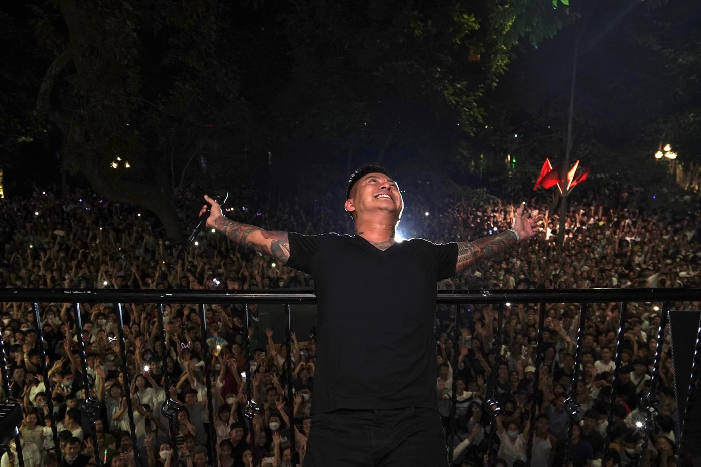 Hàng nghìn người ngửa cổ nghe Tuấn Hưng hát từ ban công nhà riêng Ảnh: FB TUẤN HƯNG