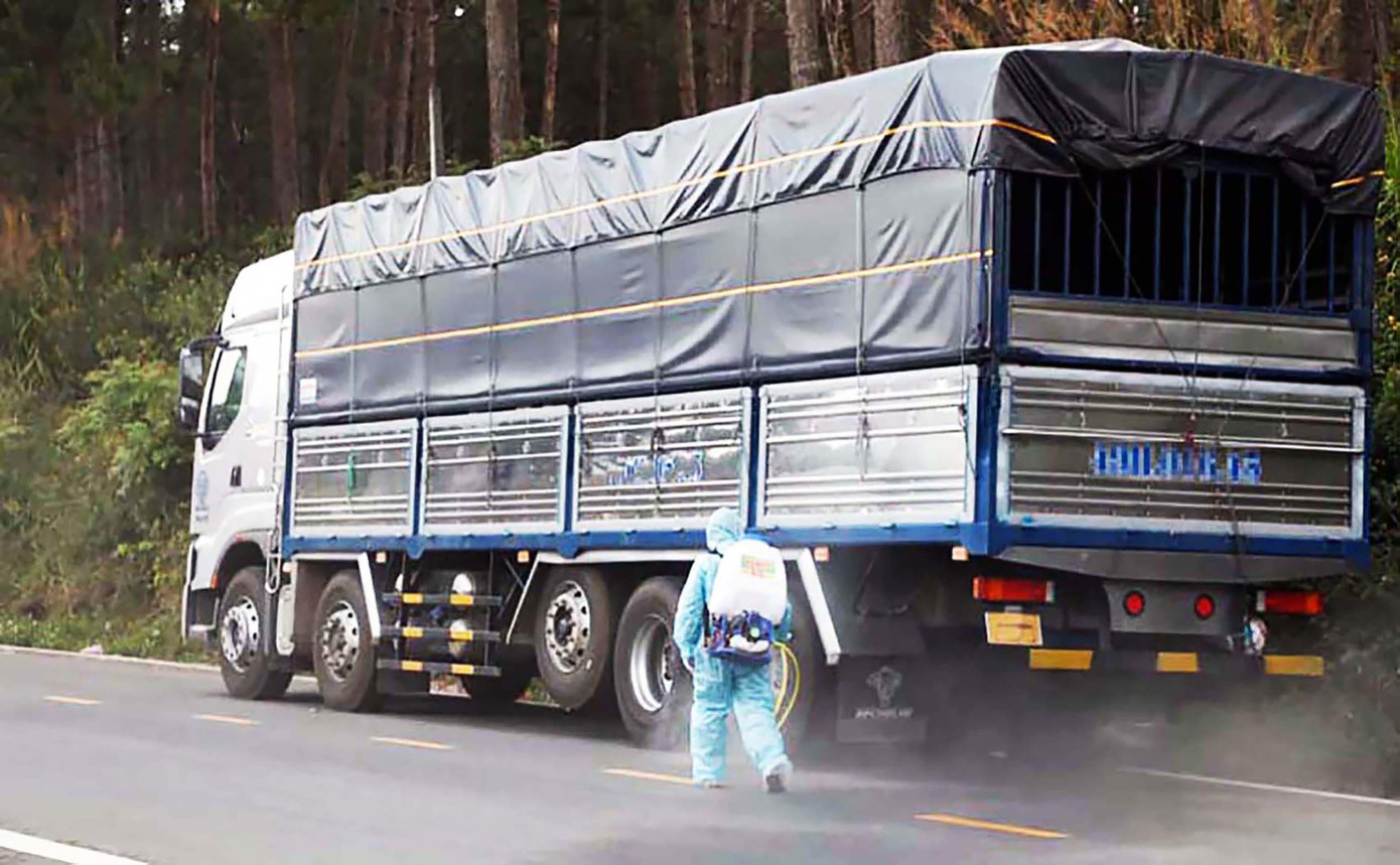 Khử khuẩn ô tô tải giấu người trong xe chở hàng hóa