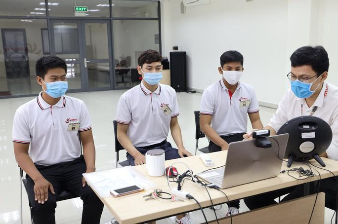 Các lao động mòn mỏi chờ xuất cảnh