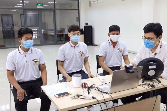 Các lao động mòn mỏi chờ xuất cảnh