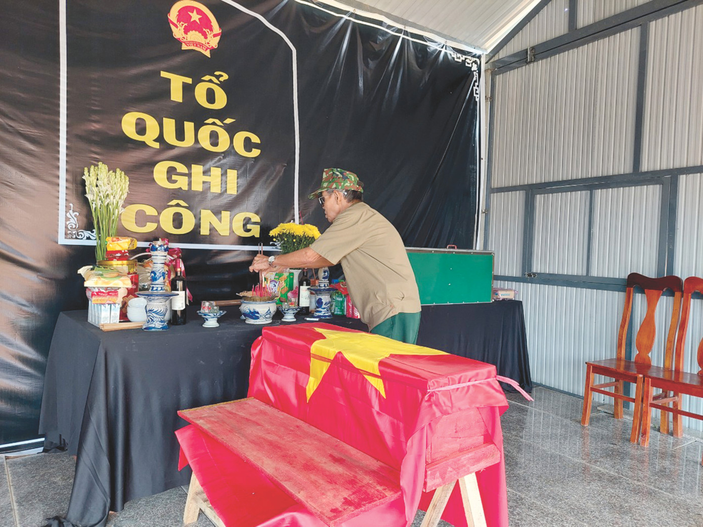 Ông Thụy thắp hương đồng đội vừa tìm thấy trong trận đánh Xuân Sơn. Ảnh: Trần Tuấn. Ông Thụy thắp hương đồng đội vừa tìm thấy trong trận đánh Xuân Sơn. Ảnh: Trần Tuấn.