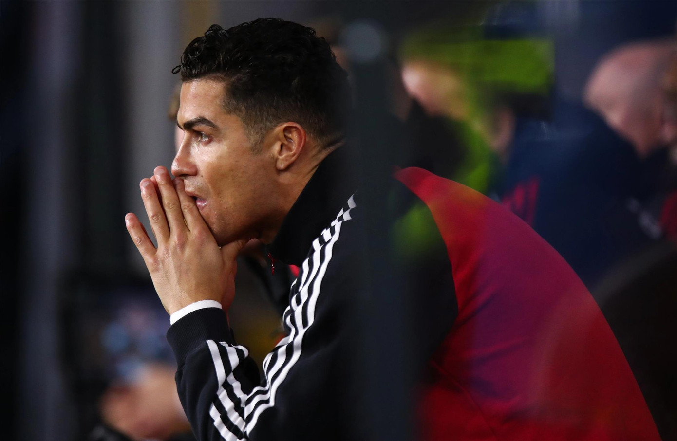 Ronaldo đang mắc kẹt trên băng ghế dự bị MU. Ảnh: The Sun