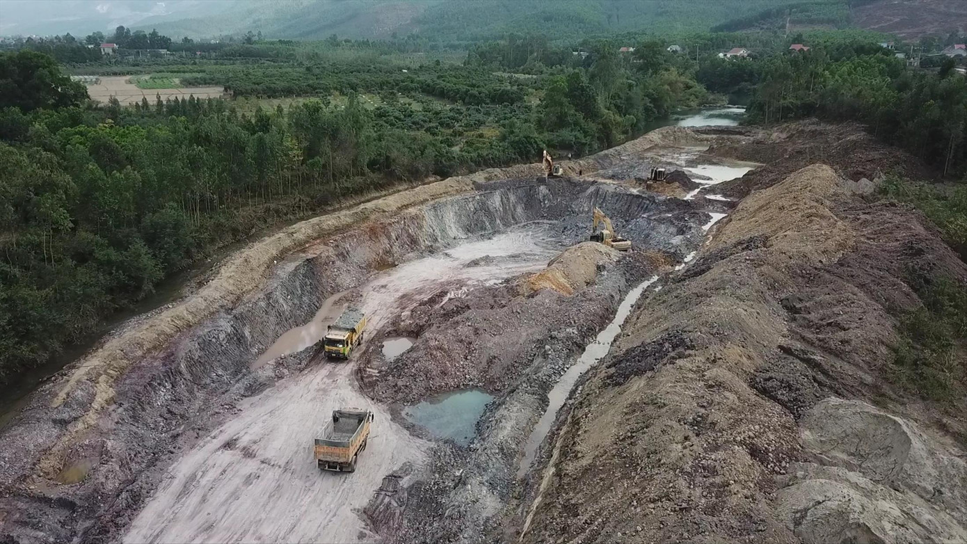 Đại công trường “sét tặc” hoạt động ngày đêm nhưng chỉ được coi là hoạt động san gạt, cải tạo ao của người dân Đại công trường “sét tặc” hoạt động ngày đêm nhưng chỉ được coi là hoạt động san gạt, cải tạo ao của người dân