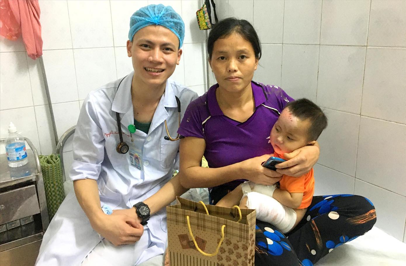 Thượng sĩ Nguyễn Xuân Long dùng học bổng IBS của mình trao quà giúp đỡ các bệnh nhi điều trị tại Bệnh viện Bỏng Quốc gia Lê Hữu Trác, tháng 11/2020