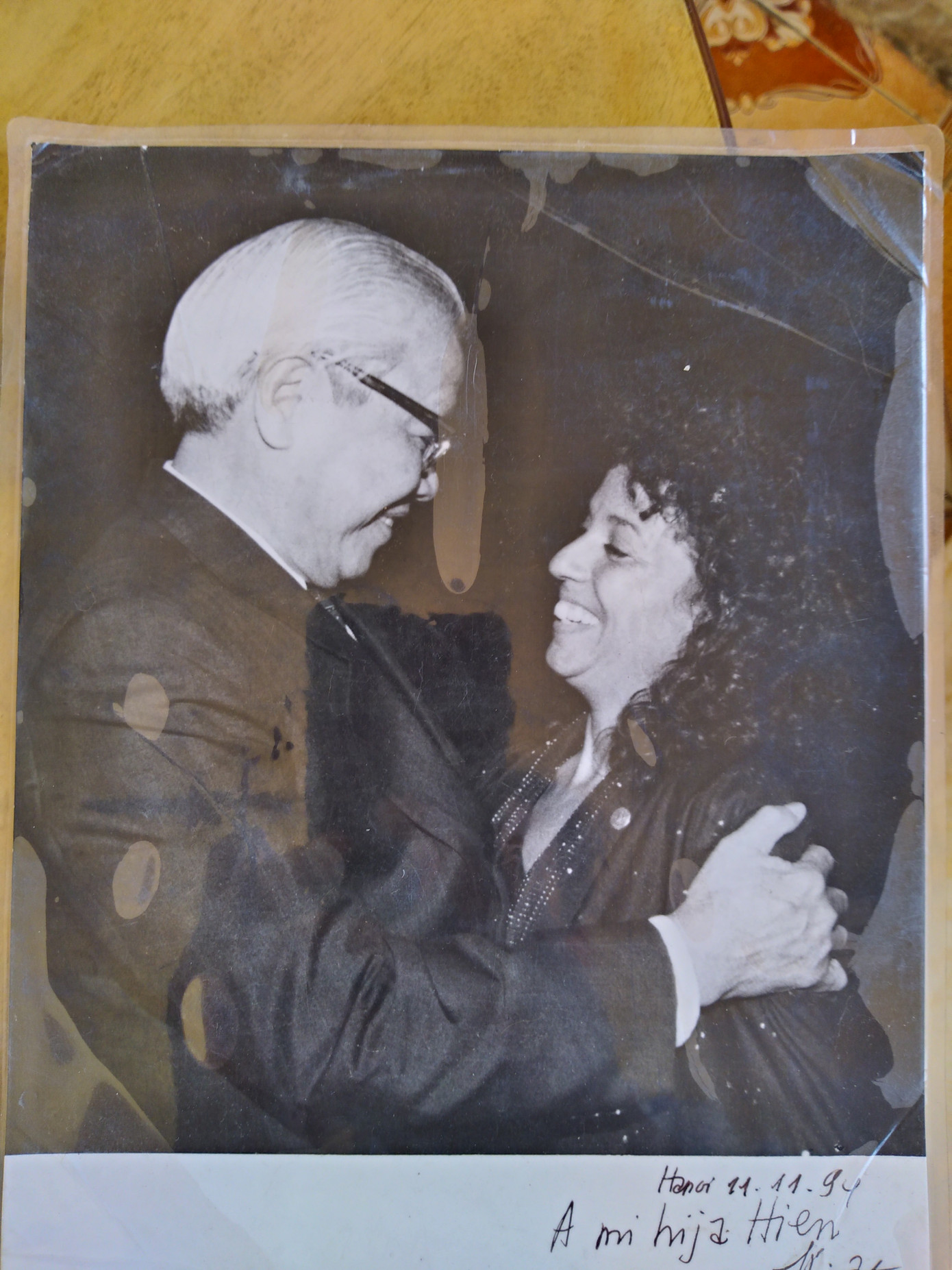 Bà Hiền Maria chụp ảnh lưu niệm với cố Thủ tướng Võ Văn Kiệt Bà Hiền Maria chụp ảnh lưu niệm với cố Thủ tướng Võ Văn Kiệt