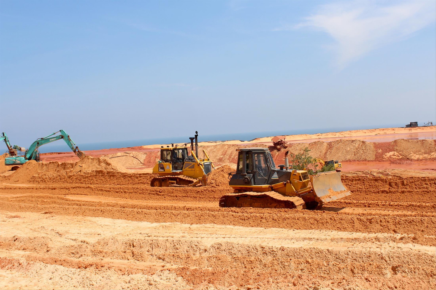 Máy cuốc, máy đào đang tìm kiếm 3 công nhân bị mất tích