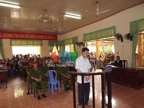 Bị cáo Nguyễn Tiến Tới trước vành móng ngựa