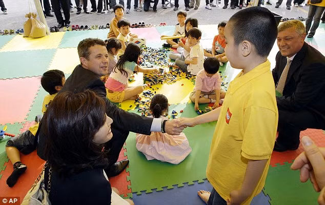 Hoàng tử Frederik đặt mảnh ghép cuối cùng ở trên đỉnh cao nhất của tháp Lego. Thái tử Frederik gặp gỡ người chiến thắng trong một cuộc thi lắp ghép Lego đã tham gia xây dựng tháp.