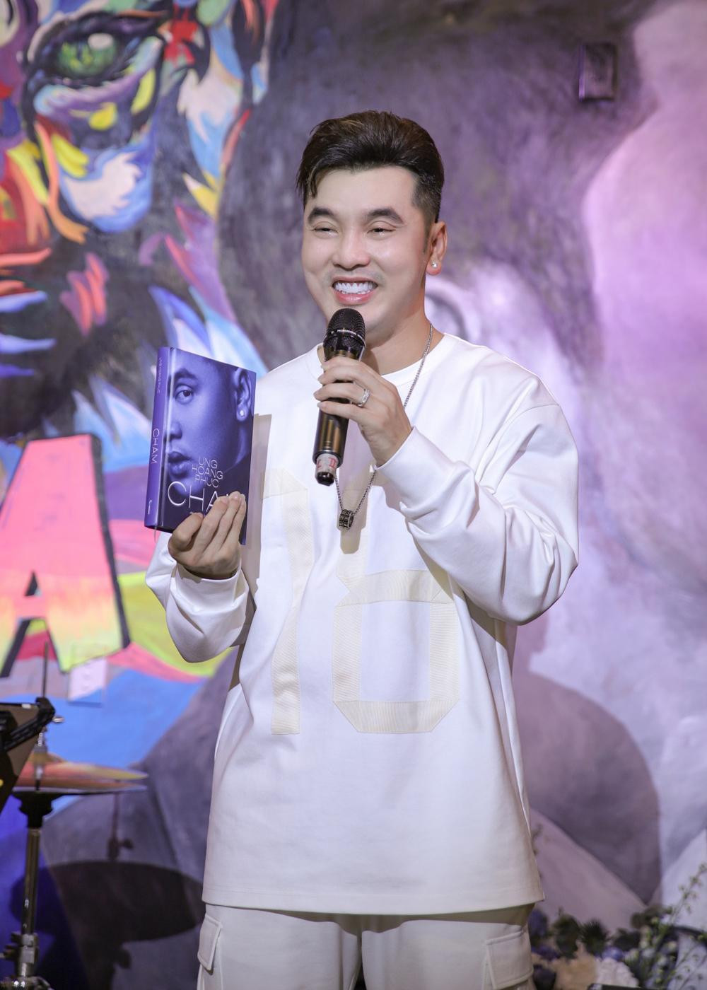 Ưng Hoàng Phúc giới thiệu sách Chạm.