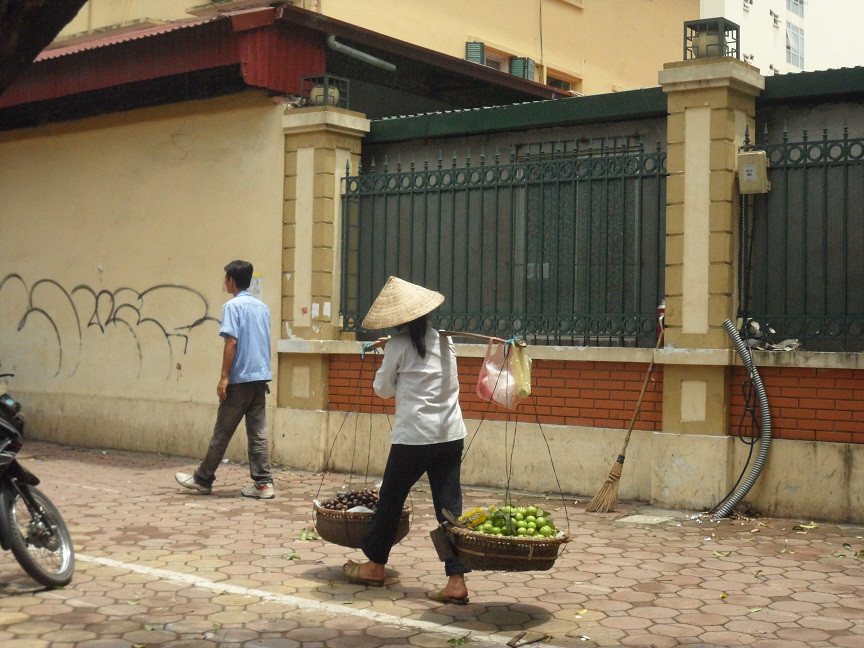  10h trưa tại đường Trần Hưng Đạo, chị Thủy (quê Thanh Hóa) vẫn thoăn thoắt những bước chân khắp các con phố, chị than thở: “Trời nắng gắt quá, hoa quả bán ế ẩm. Nắng quá, người ta cũng không thiết ăn. Đi dọc mấy con phố rồi mà chưa ai mở hàng cho”