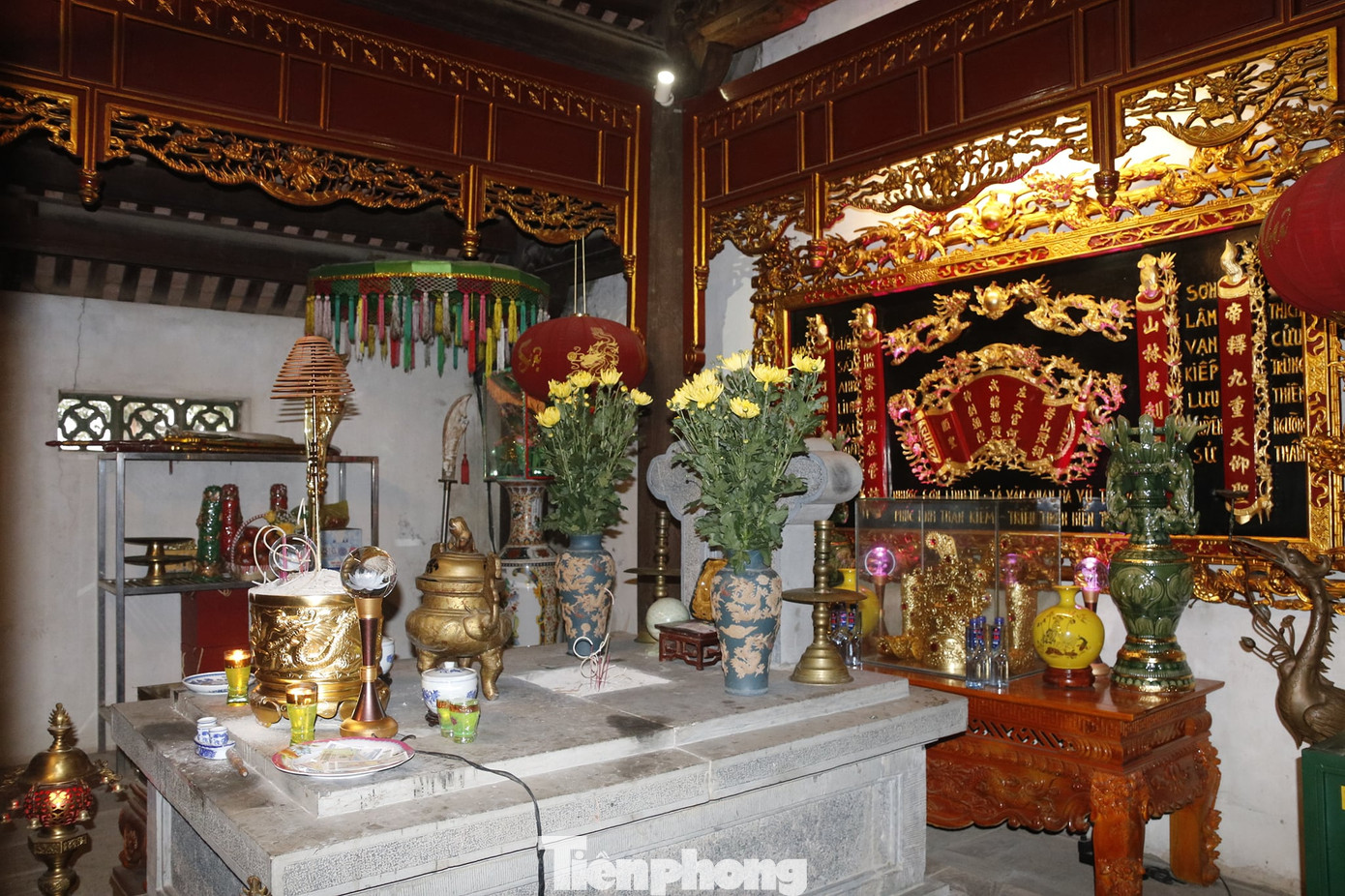 Mộ phần của võ tướng Hà Khắc Chương được đặt trong đền. Mộ phần của võ tướng Hà Khắc Chương được đặt trong đền.