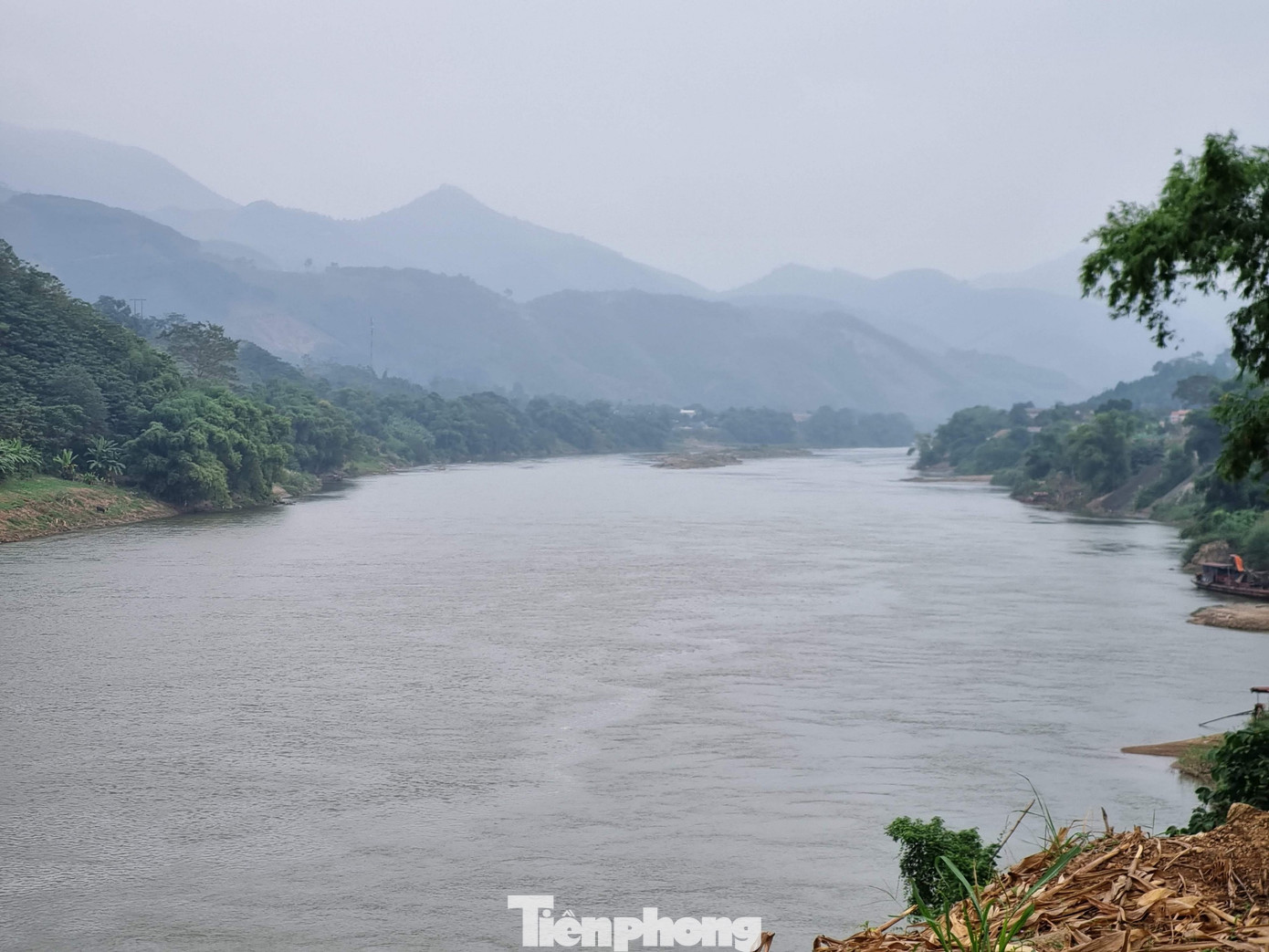 Đoạn sông Hồng chảy qua đền Nhược Sơn. Đoạn sông Hồng chảy qua đền Nhược Sơn.