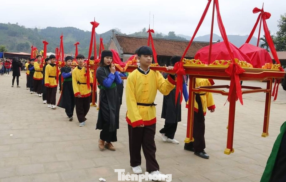 Nhân dân dâng lễ vật tưởng nhớ dũng tướng Hà Khắc Chương. Nhân dân dâng lễ vật tưởng nhớ dũng tướng Hà Khắc Chương.