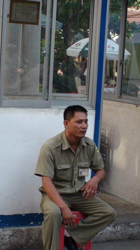 Anh dân phòng phản ánh sự việc với phóng viên